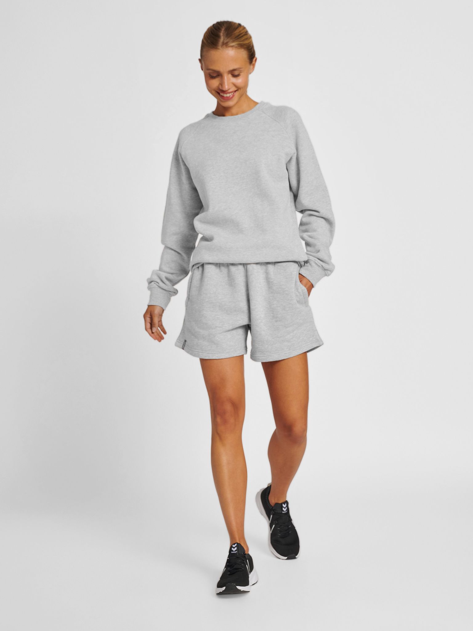 hmlRED BASIC SWEAT SHORTS WOMAN